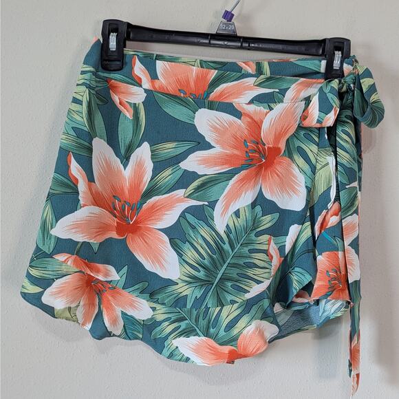Lulus Pants - Lulus Coast of Carolina Green Tropical Print Ruffled Skort Size XS Wrap Front